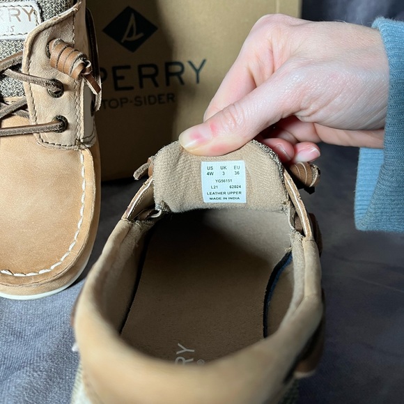 ⛵️BNIB🚣♂️ Sperry Boat shoes size 4Y Wide - Picture 3 of 7